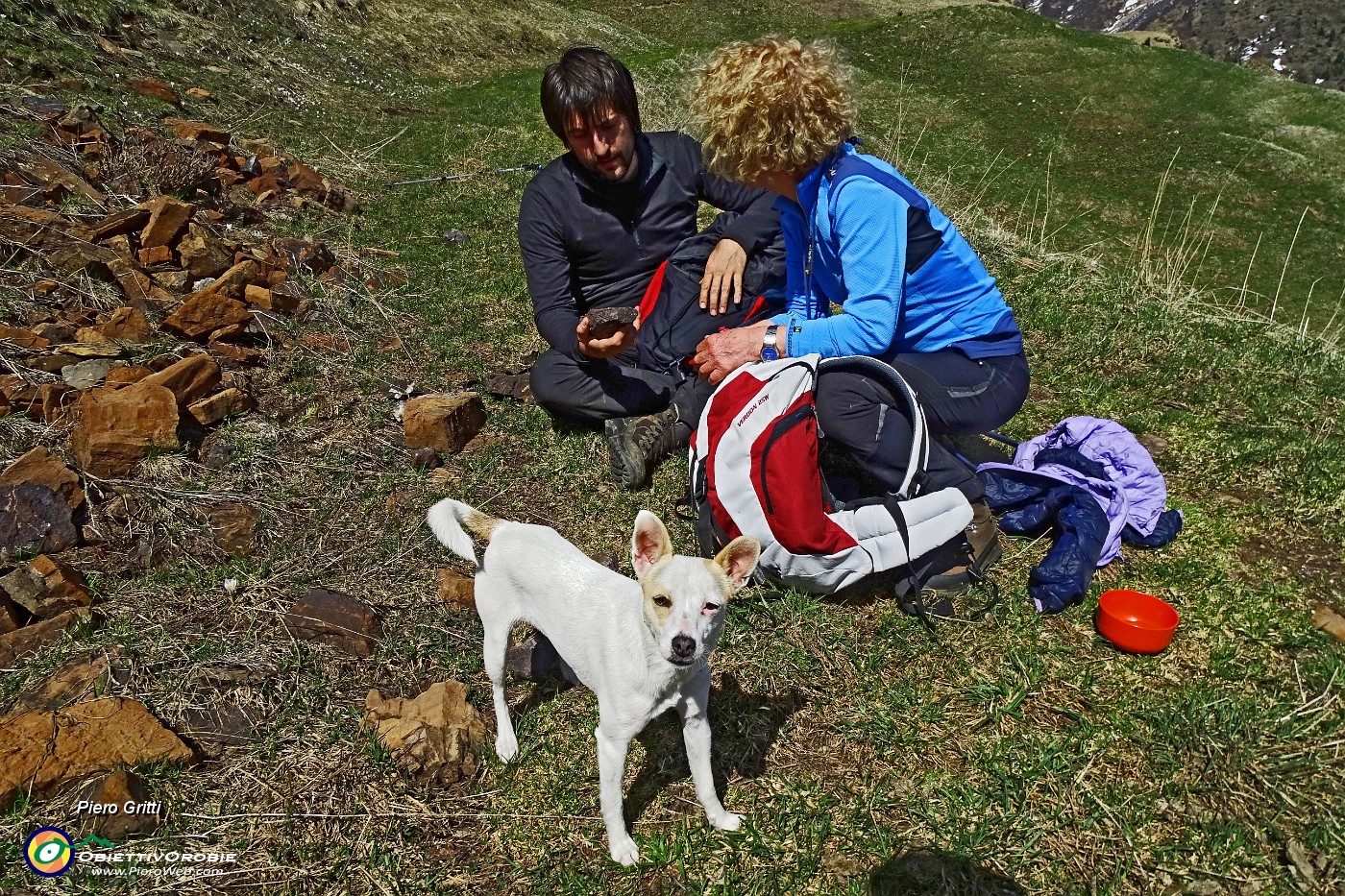 72 Gabriele, geologo, esamina una pietra ricca di siderite....JPG -                                